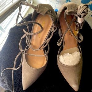 Gray tie-up heels with semi-thick sole